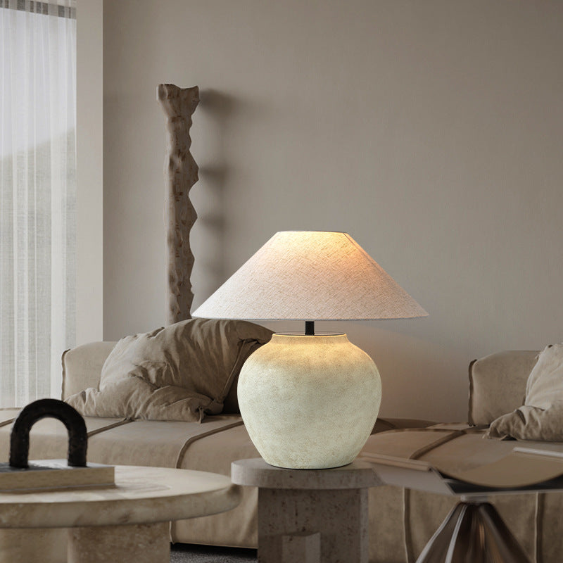 Elegante Keramik-Tischlampe mit natürlichem Stoffschirm