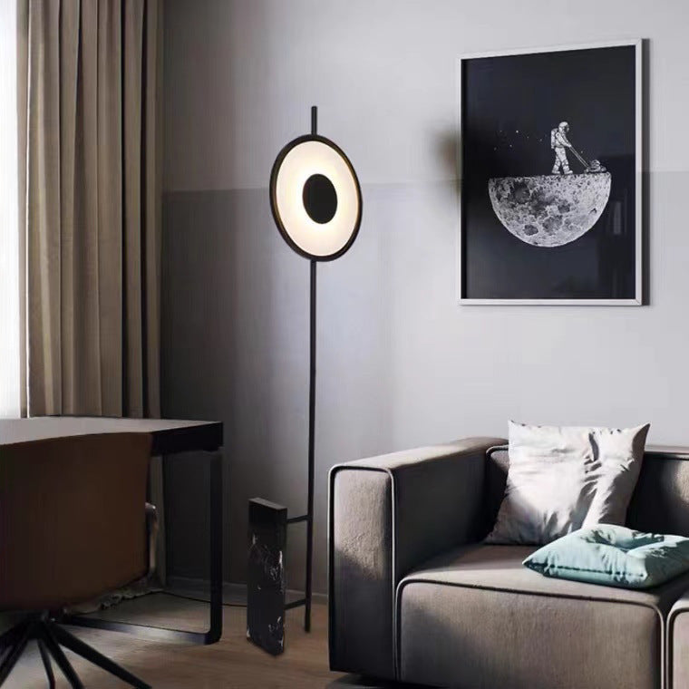 Minimalistische skulpturale Stehlampe mit Marmorbasis
