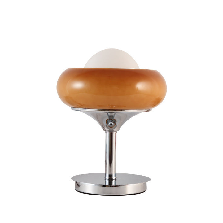 Moderne Tischlampe mit schlankem Metallfuß und sanft schimmerndem Shade