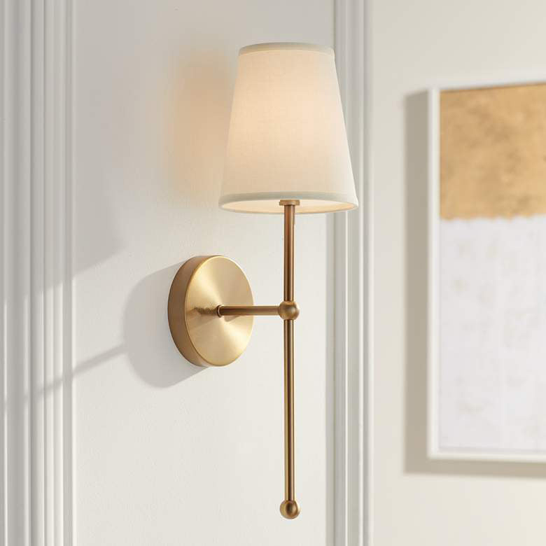 Metallische vertikale Wandlampe mit konisch gestaltetem Stoffschirm