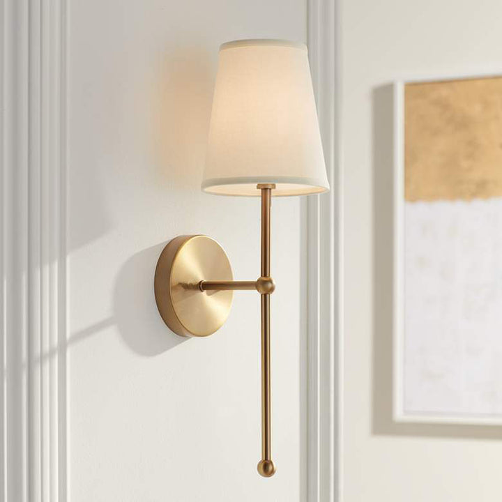 Metallische vertikale Wandlampe mit konisch gestaltetem Stoffschirm