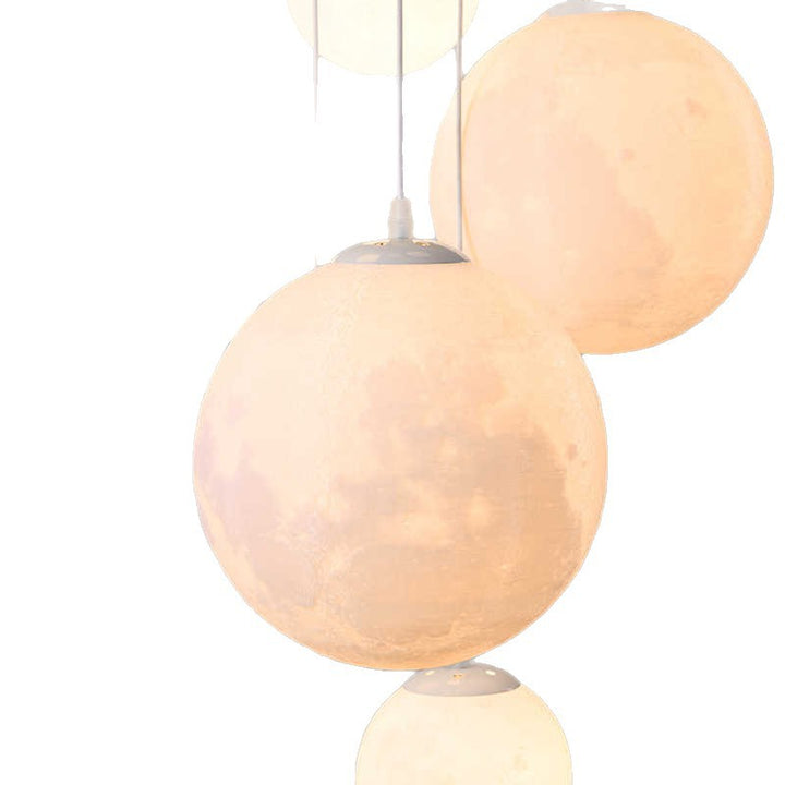 Kaskadierende Glasglobus Pendelleuchte mit Holzdecke