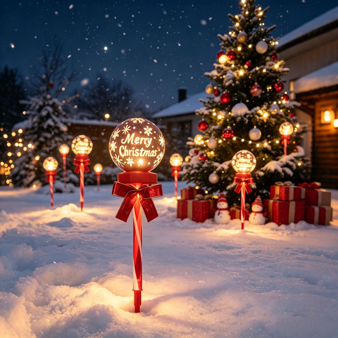 Festliche beleuchtete Weihnachtskugel mit dekorativem Sockel