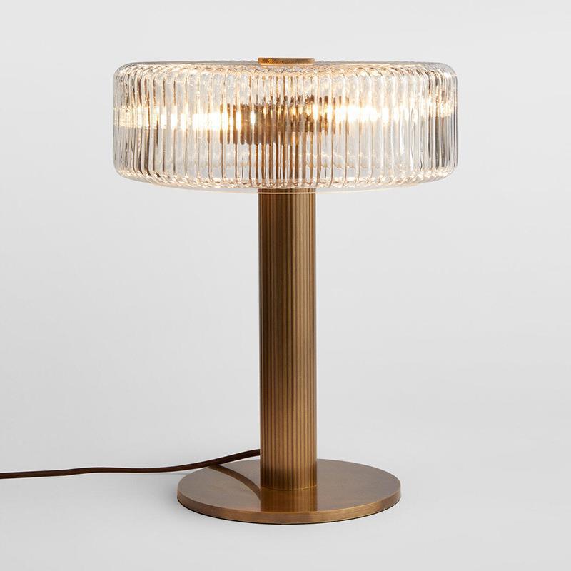Elegante gerippte Glas- und Gold-Tischlampe