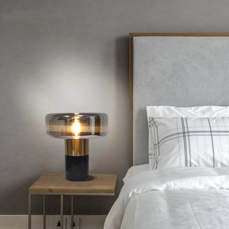 Moderne Glastischlampe mit goldenen Akzenten