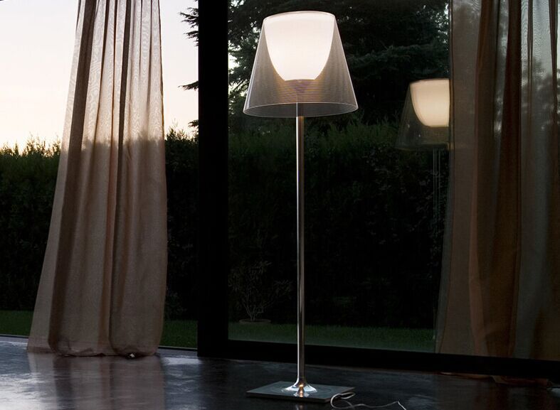Moderne Minimalistische Stehlampe mit verstellbarem Schirm