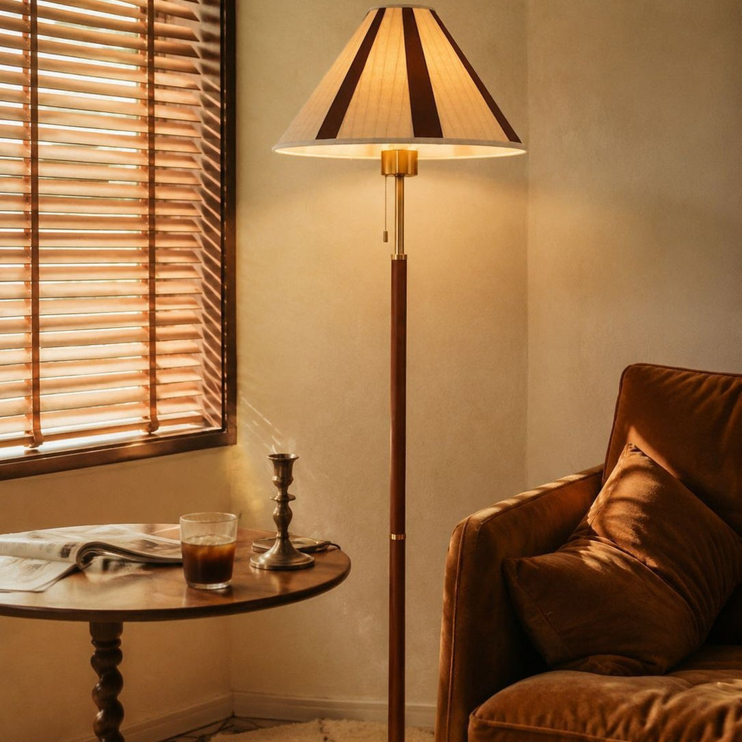 Retro-inspirierte Holzstehlampe