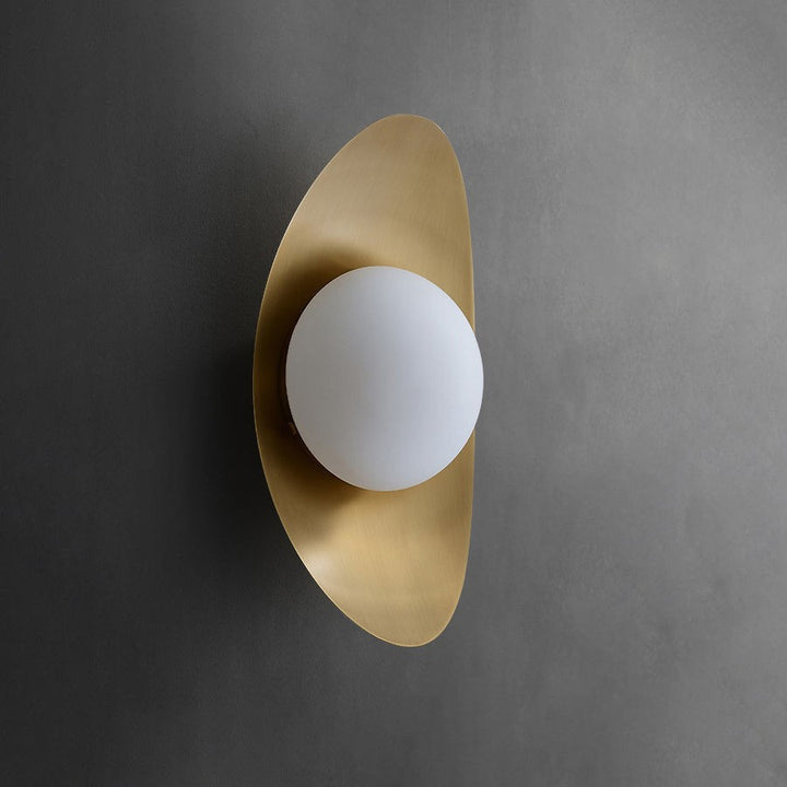 Moderner minimalistischer Wandstrahler mit satiniertem Glas