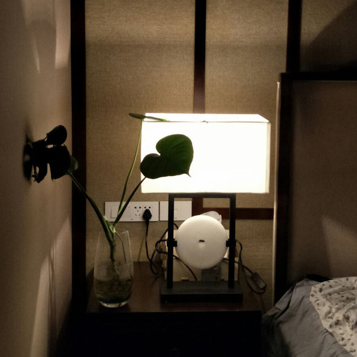 Zeitgenössische Tischlampe mit elegantem geometrischem Design
