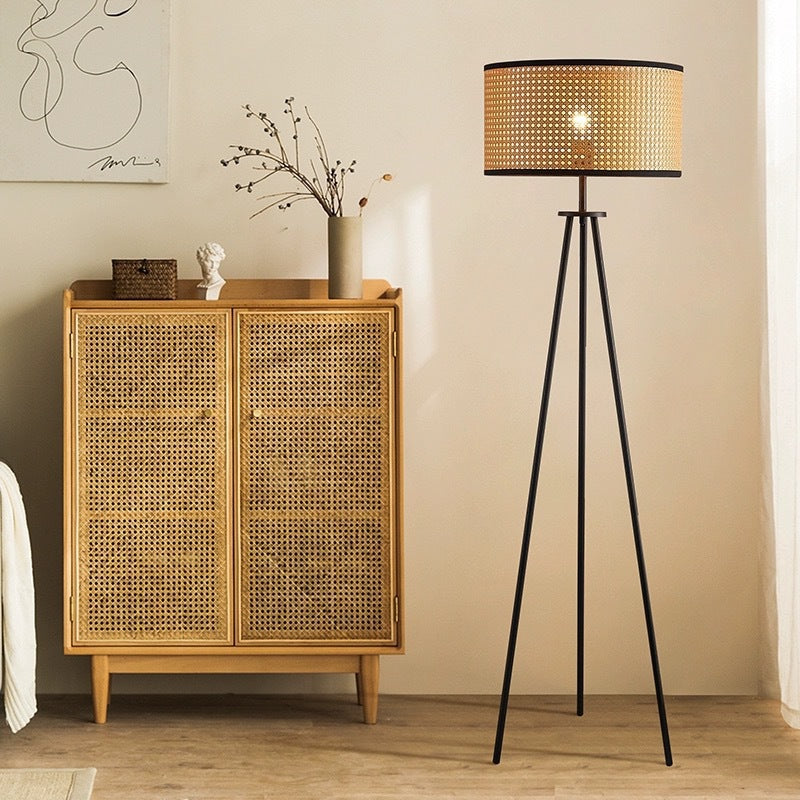 Stativ Stehlampe mit Geflecht-Schirm