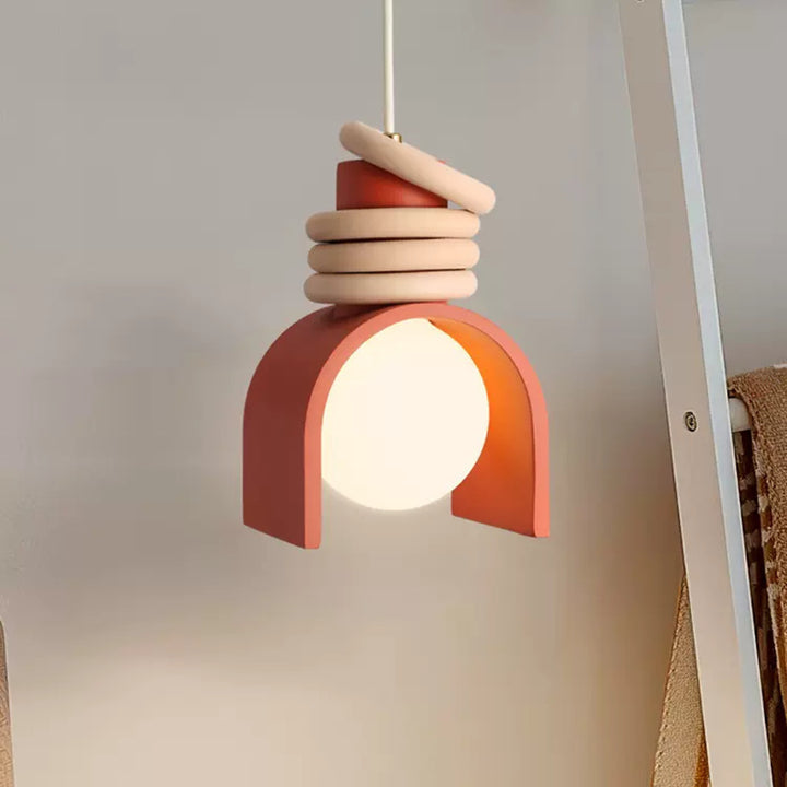 Skandinavische Arch-Shade Pendelleuchte mit Holzring-Akzenten und mattiertem Globus
