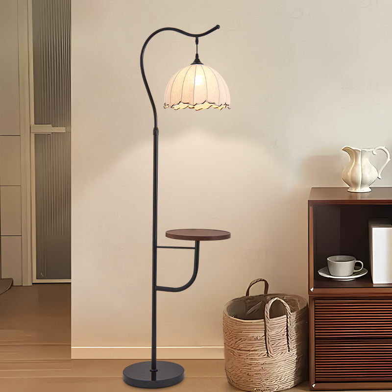 Moderne Bogenbodenlampe mit Beistelltisch
