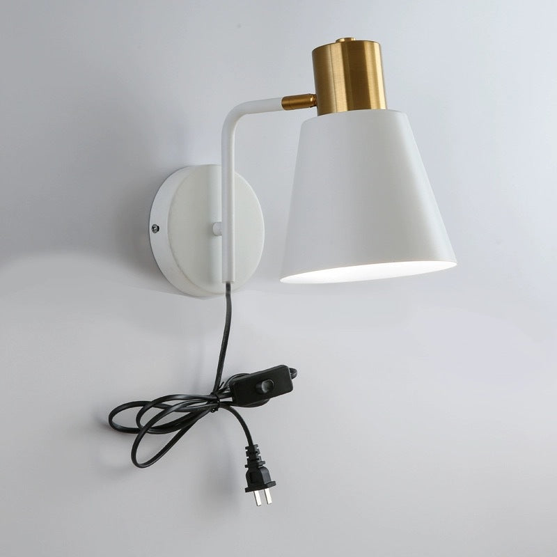 Drehbarer Kegel Wandlicht mit Messingstecker und runder Rückplatte
