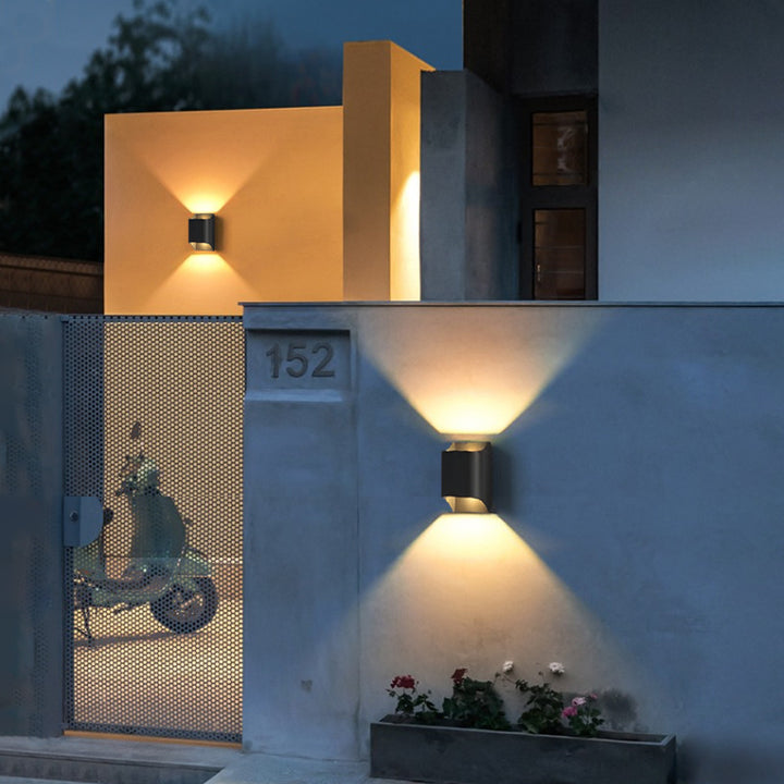 Moderne LED Außenwandleuchte
