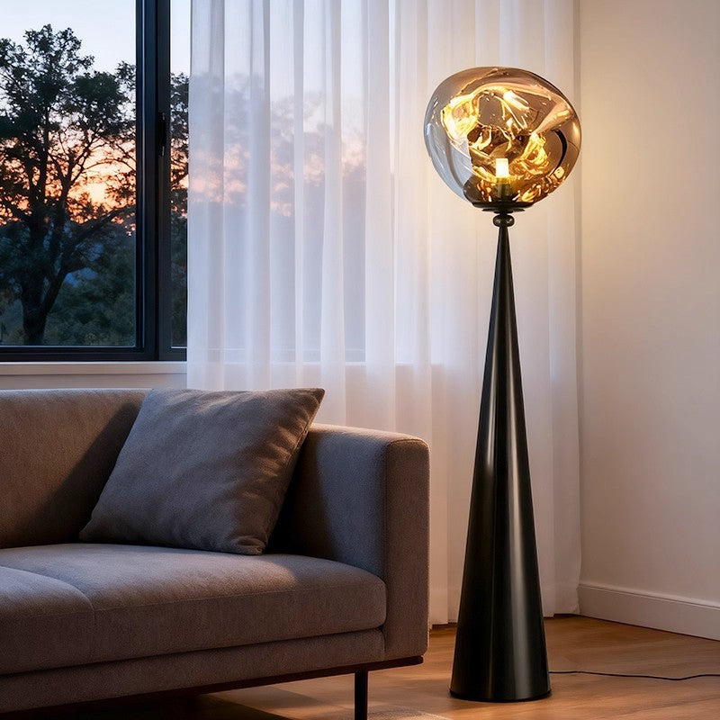 Künstlerische Stehlampe mit einzigartigem geometrischen Design