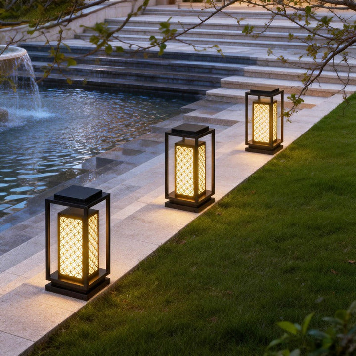 Japanisch inspirierte LED-Außenlaterne mit Holzrahmen