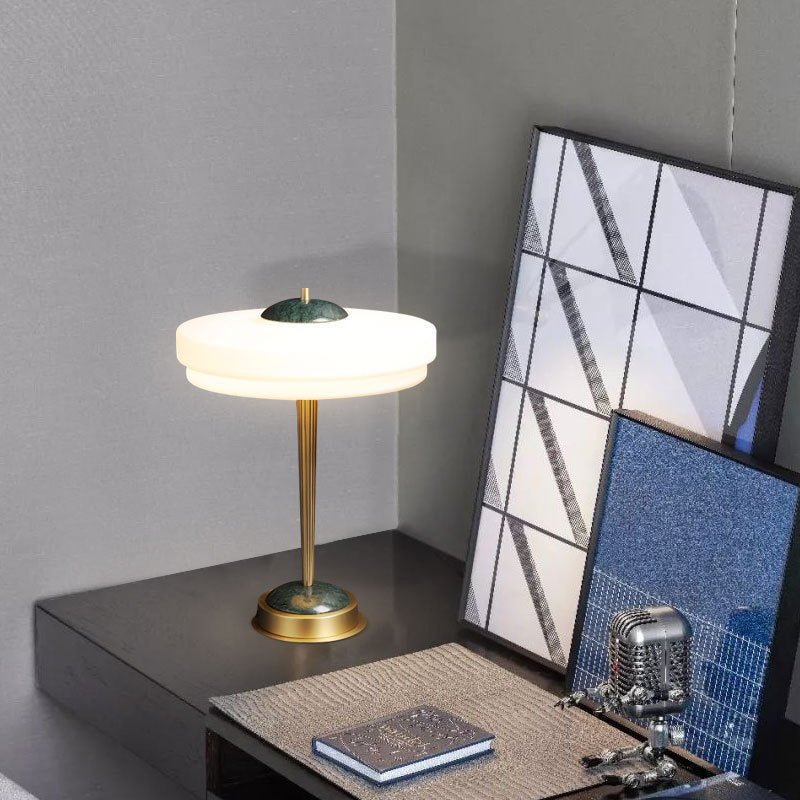 Moderne Minimalistische Tischlampe mit elegantem Globusdesign