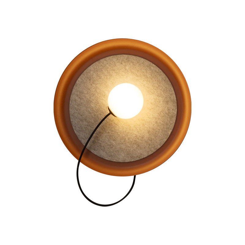 Moderne Wandlampe mit Stoffrückwand und sanfter Beleuchtung