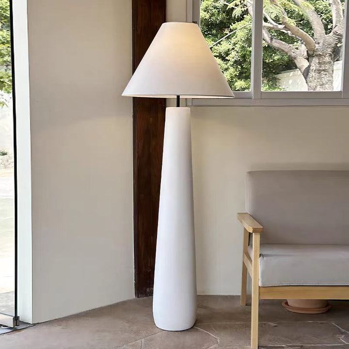 Elegante moderne Stehleuchte mit stylischem Schirm