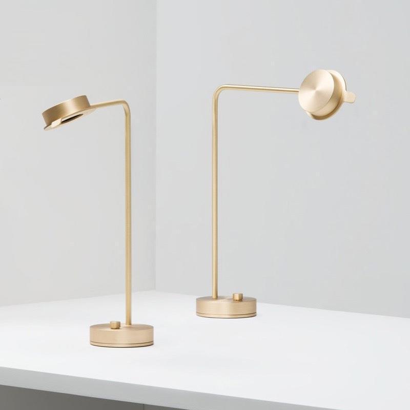 Moderne Stehlampe mit Touch-Steuerung
