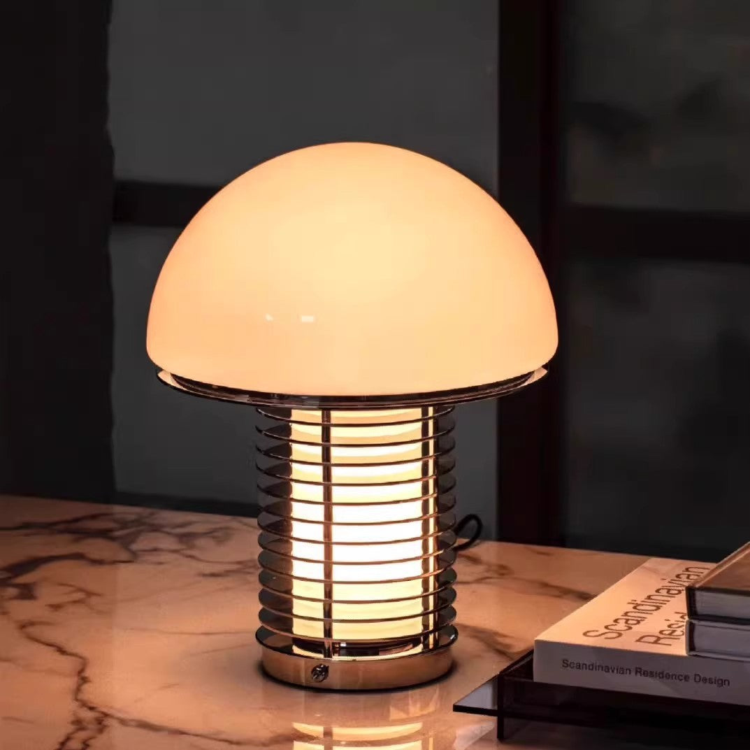 Stilvolle moderne Tischlampe mit dekorativem Metallfuß