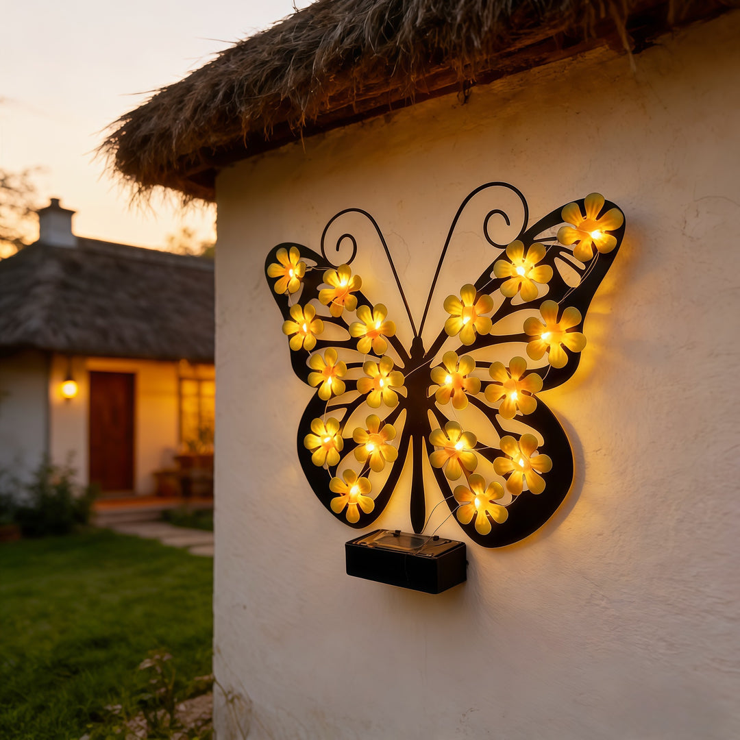 Dekorative Metall-Schmetterlings-Wandlampe mit solarbetriebenem Blumen-LED-String