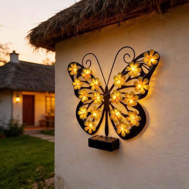 Dekorative Metall-Schmetterlings-Wandlampe mit solarbetriebenem Blumen-LED-String