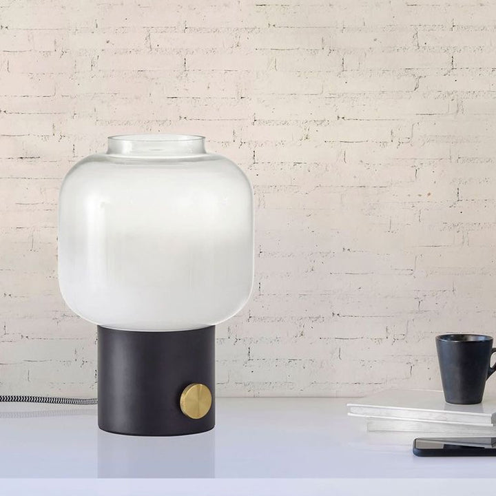Moderne Glas Tischlampe mit Messingfuß