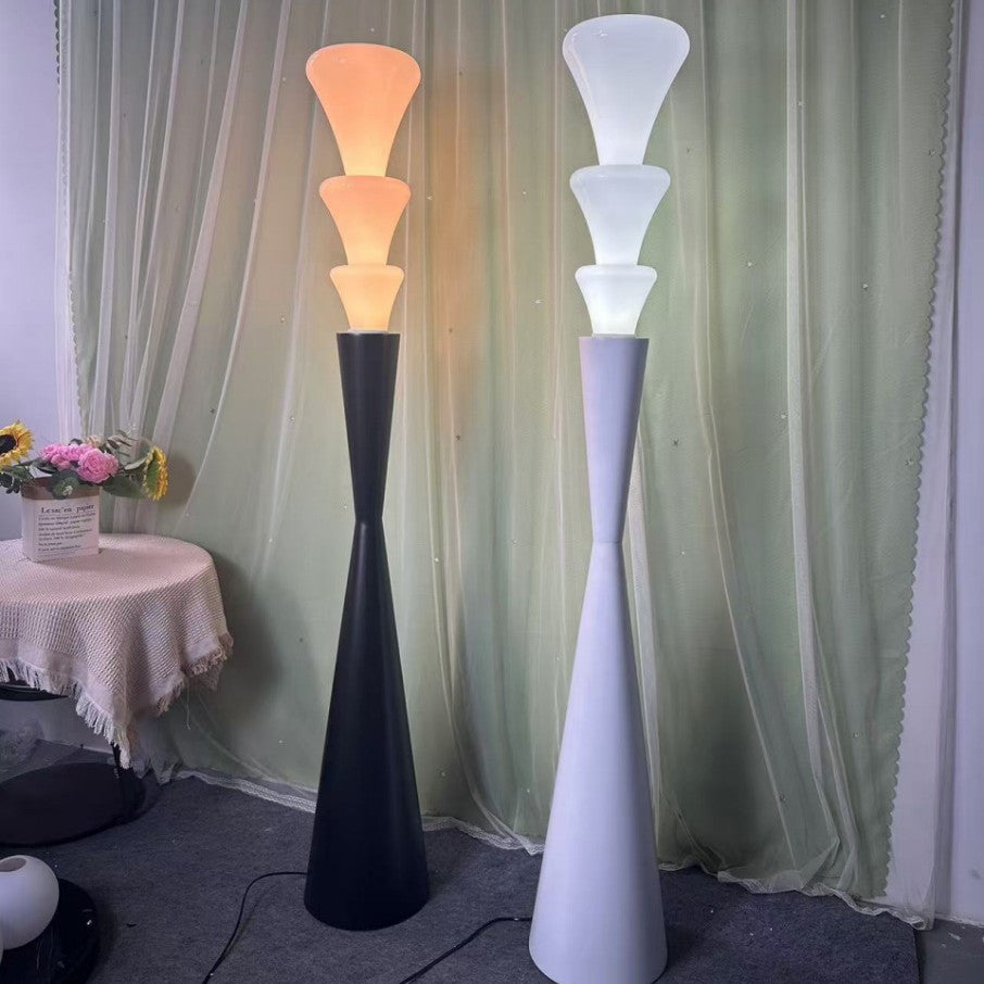 Moderne skulpturale Stehlampe mit Kegel-Design