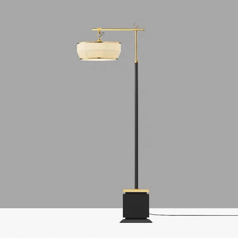 Elegante verstellbare Stehlampe mit geometrischem Fuß