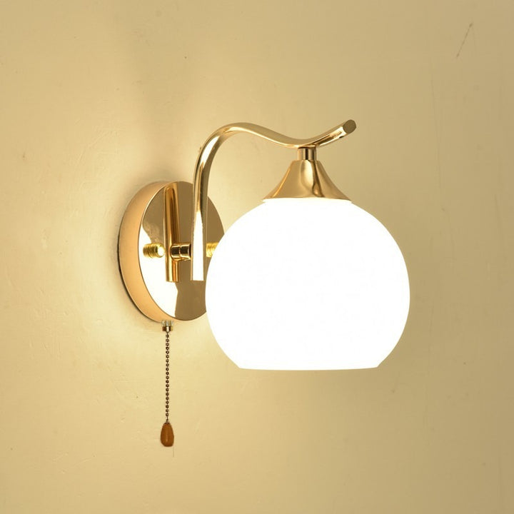 Elegante Globus Wandleuchte mit goldfarbener Oberfläche