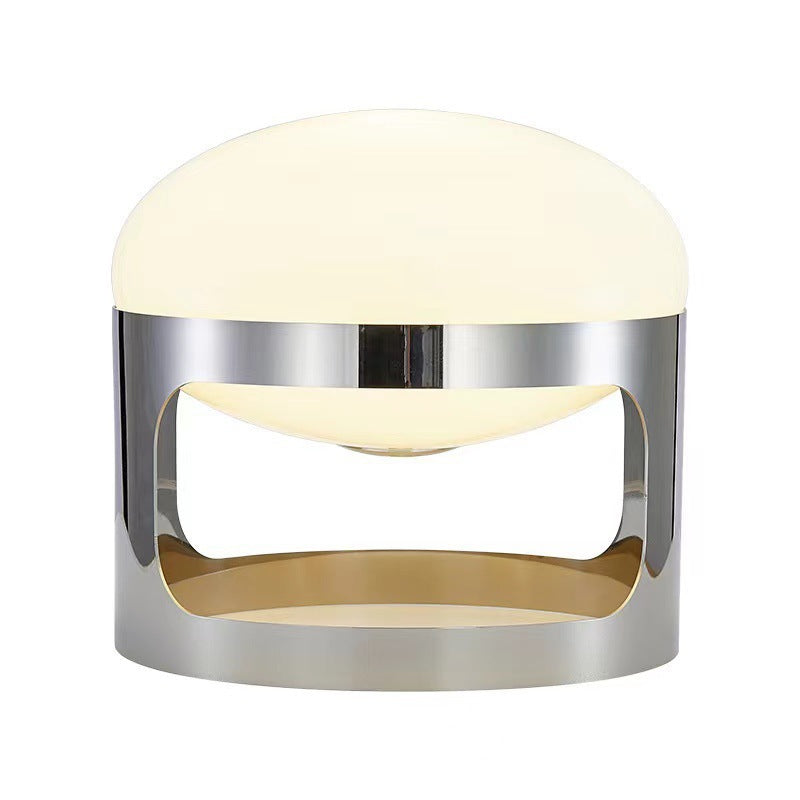 Moderne stilvolle Tischlampe mit Chrombasis