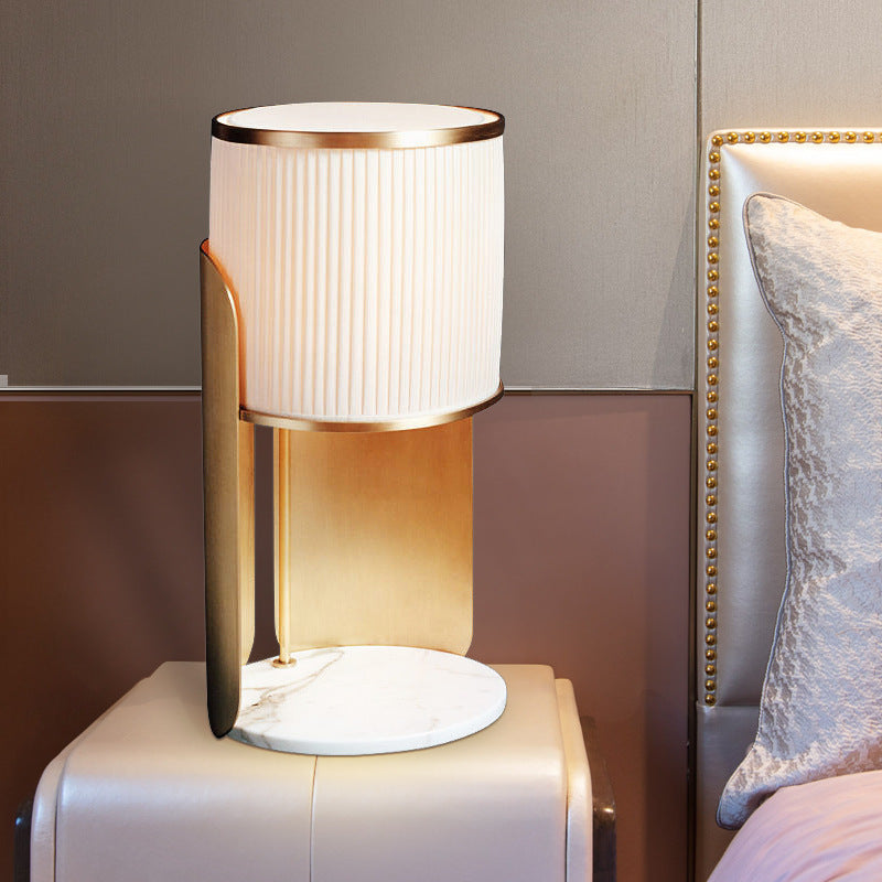 Elegante Marmorfuß Tischlampe mit gefälteter Shade