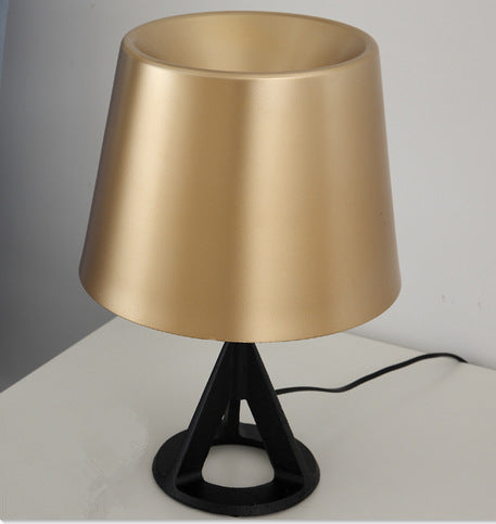 Elegante Tischlampe mit geometrischem Sockel
