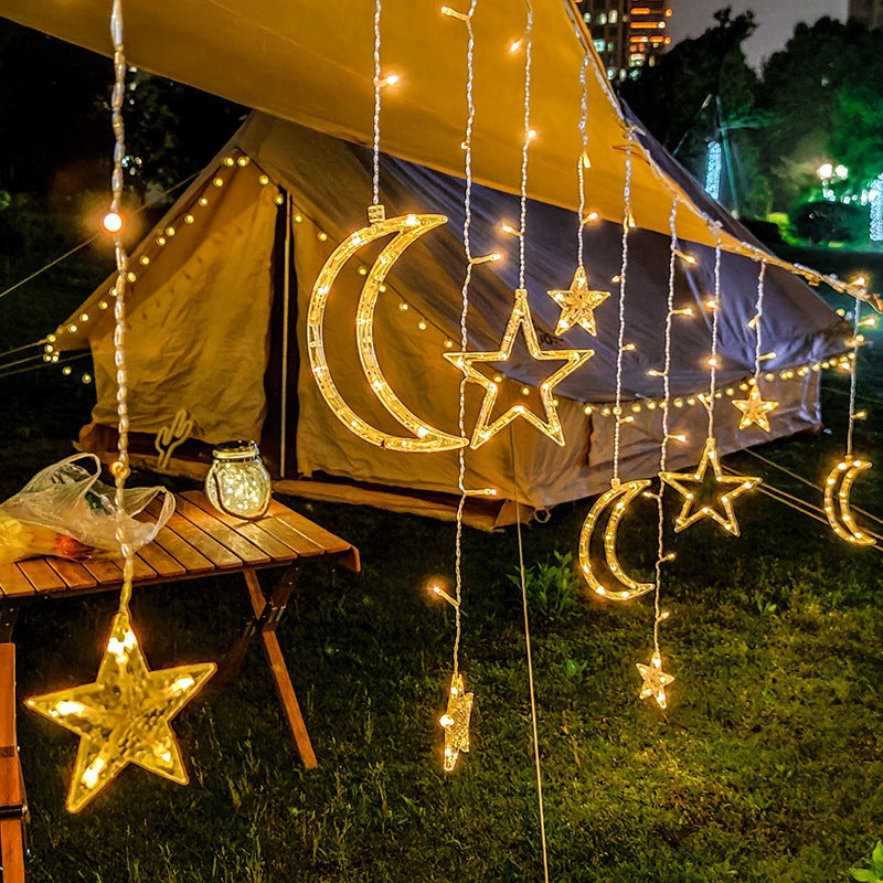Festliche LED Vorhang Lichterkette mit hängendem Stern-Glockenbaum und Rentier-Ornamenten