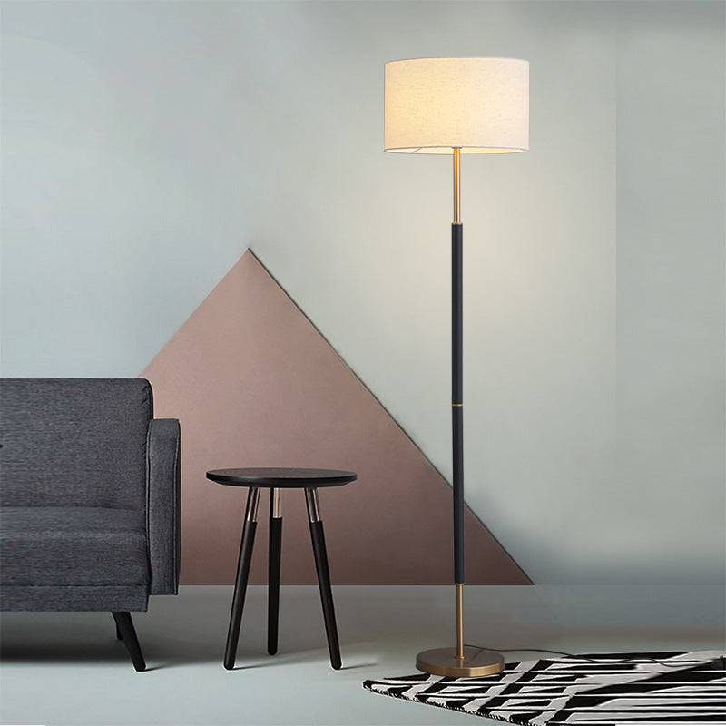 Schlanke moderne Stehlampe