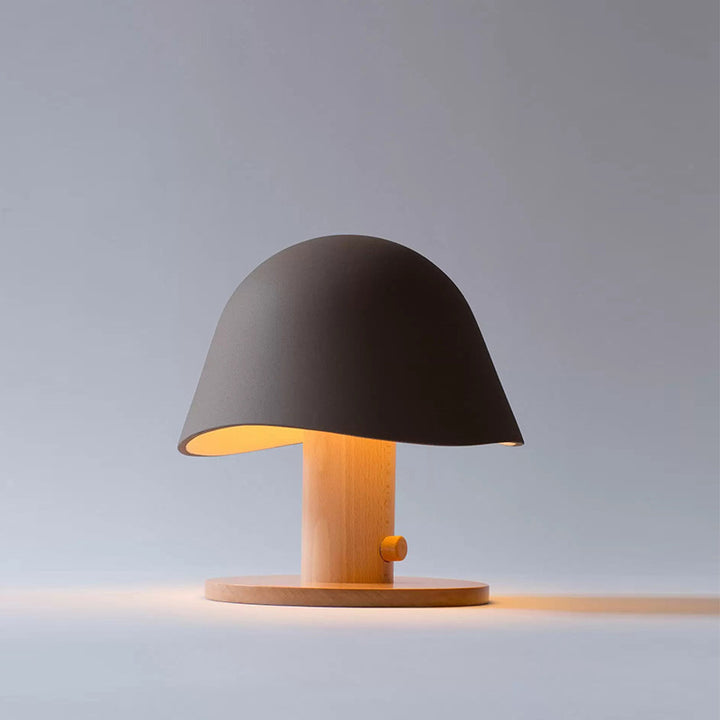 Moderne Tischlampe mit einzigartigem Schirmdesign