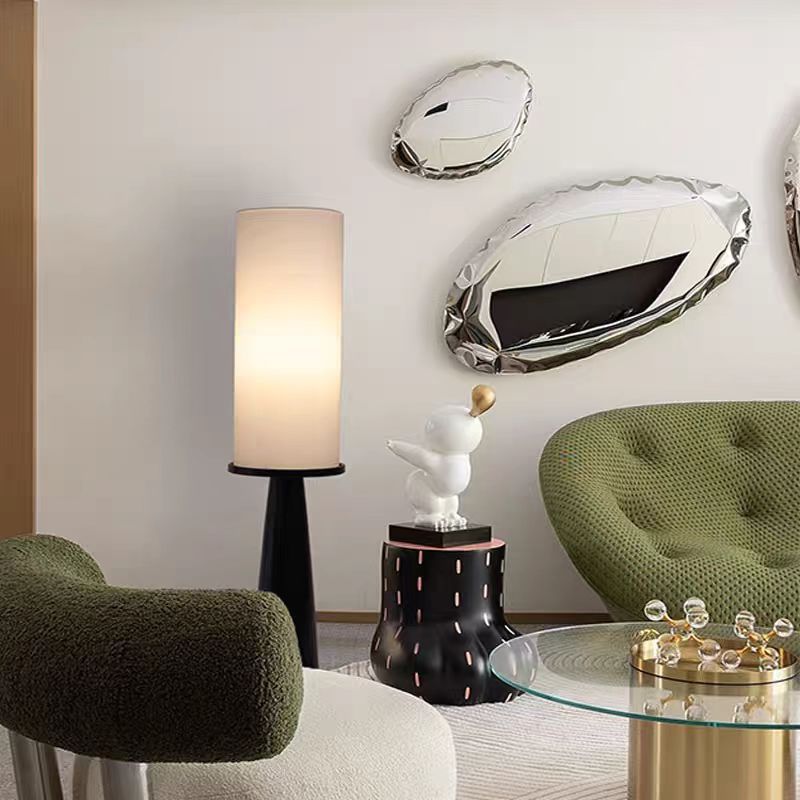 Moderne Minimalistische Stehlampe mit integriertem Beistelltisch