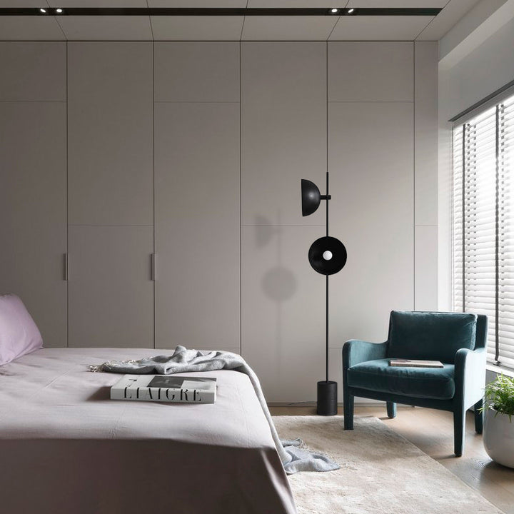 Moderne elegante Stehlampe mit verstellbarem Schirm