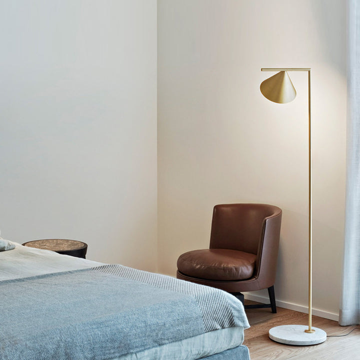 Künstlerische Stehlampe mit schlankem Kegelschirm