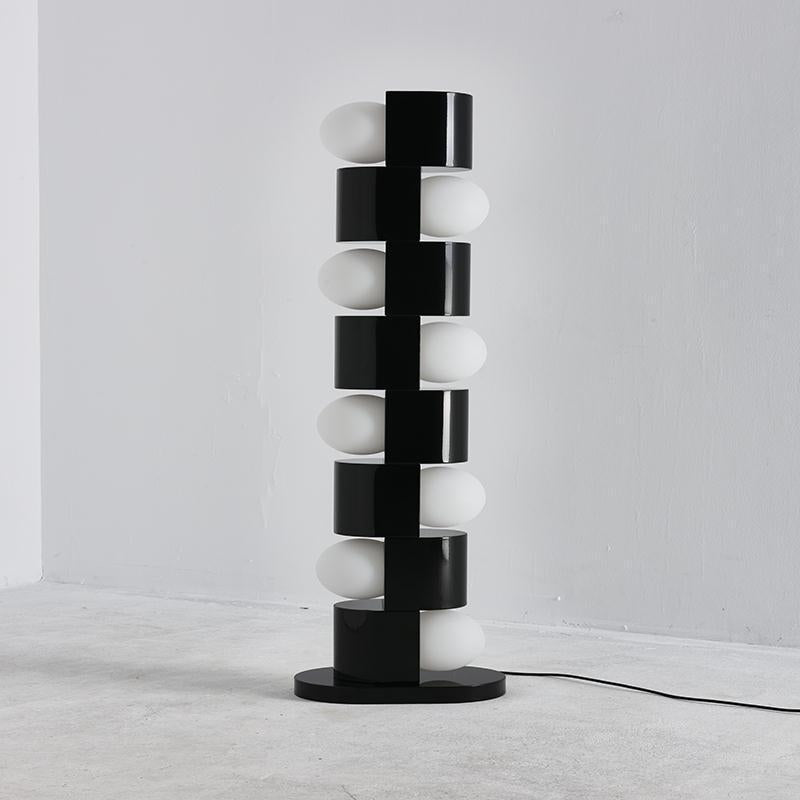Skulpturale Turm Stehlampe mit modernem Design