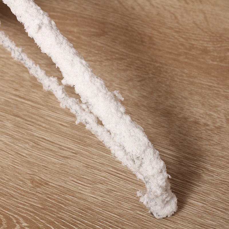 Schneebedeckter künstlicher Weihnachtsbaum