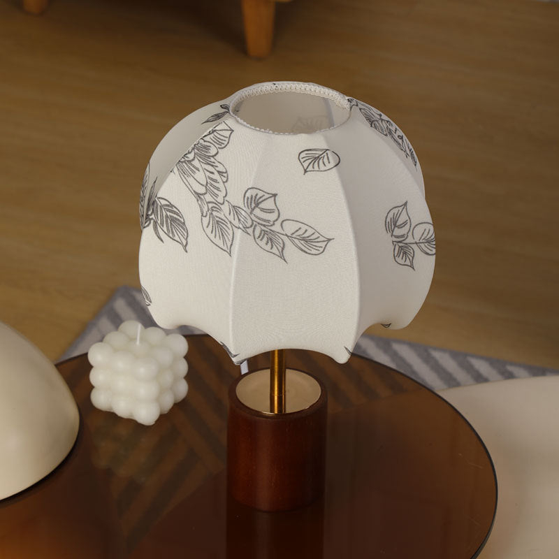 Skulpturale Tischlampe mit Holzsockel, Messingstiel und Pappteller-Schirm