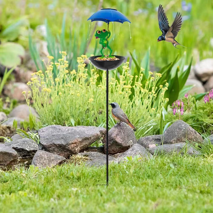 Dekorativer Garten-Vogelhaus-Stecker mit schützendem Regenschirm und verspielter Froschverzierung