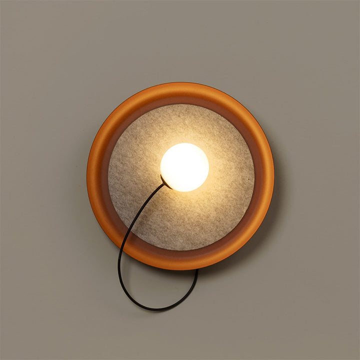 Moderne Wandlampe mit Stoffrückwand und sanfter Beleuchtung