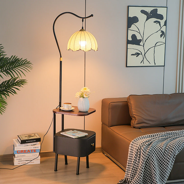 Stylische Stehlampe mit integriertem Beistelltisch