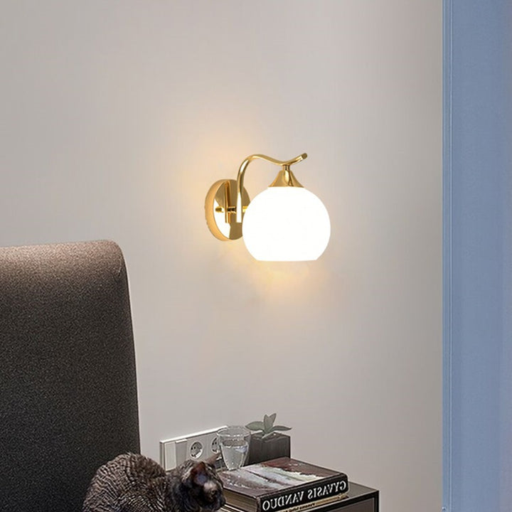 Elegante Globus Wandleuchte mit goldfarbener Oberfläche