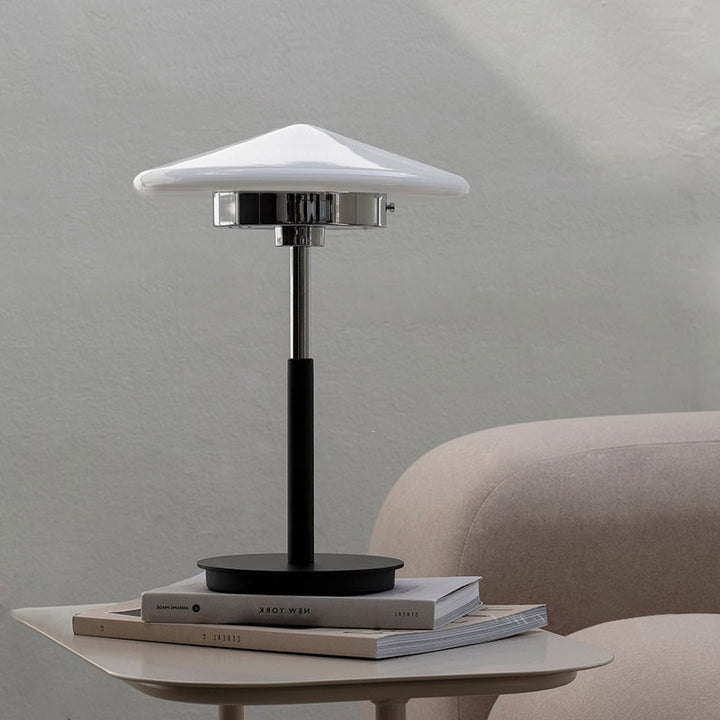 Moderne Minimalistische Tischlampe mit geometrischem Schirm