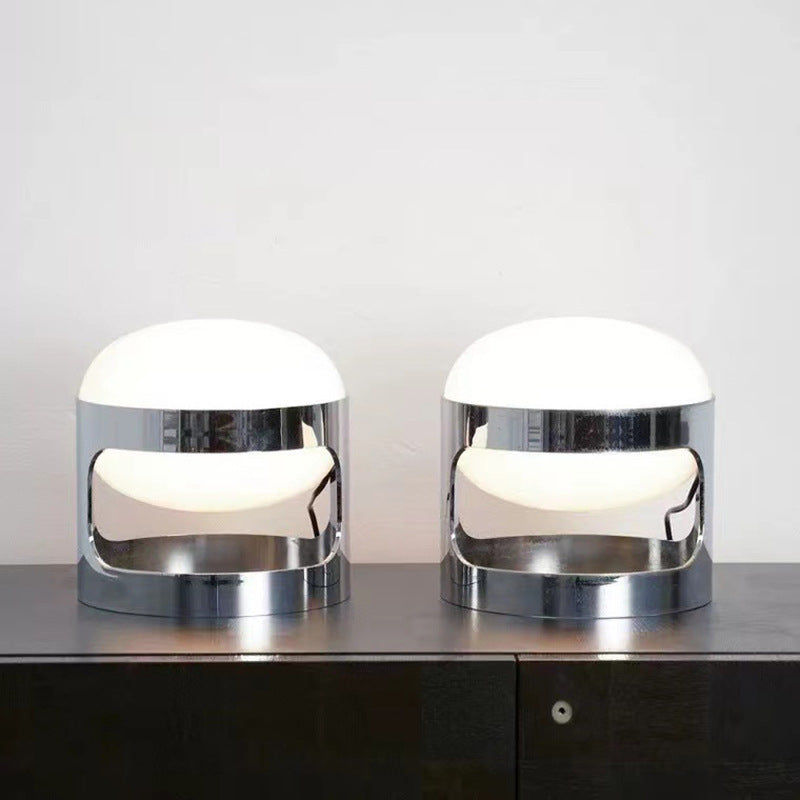 Moderne stilvolle Tischlampe mit Chrombasis