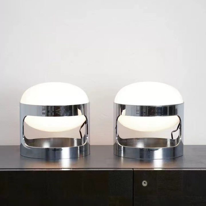 Moderne stilvolle Tischlampe mit Chrombasis
